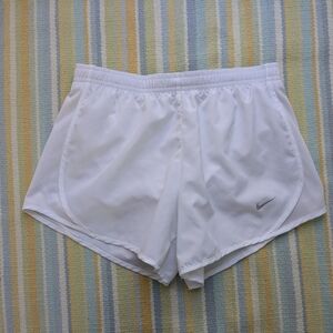 ⭐ White Nike Tempo shorts Youth medium